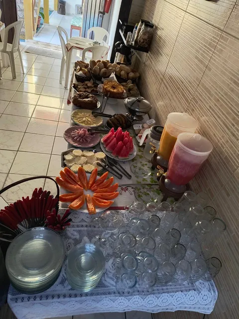 Frutas e sucos do café da manhã