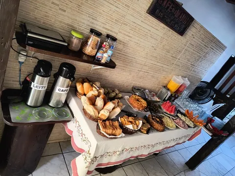 Pães e garrafas de café