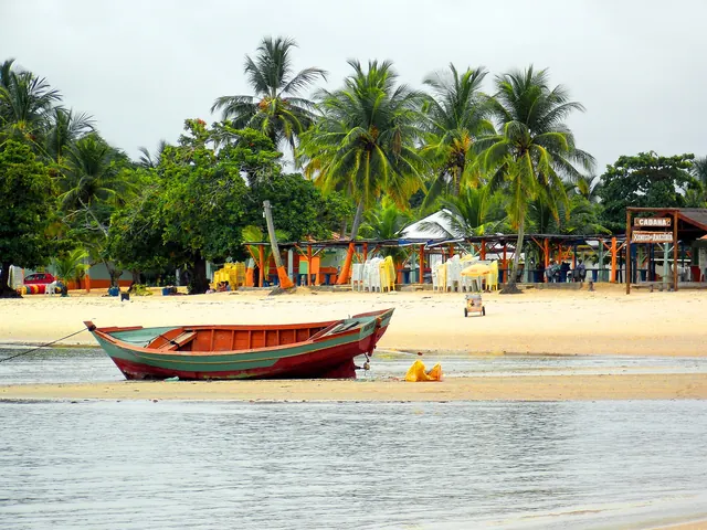 Barco na areia da Coroa Vermelha