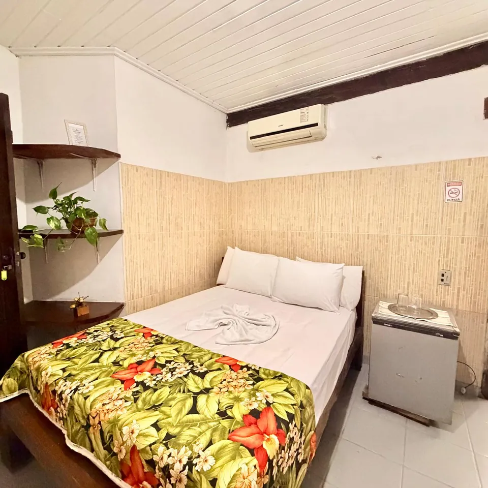 Quarto de casal com ar-condicionado e frigobar