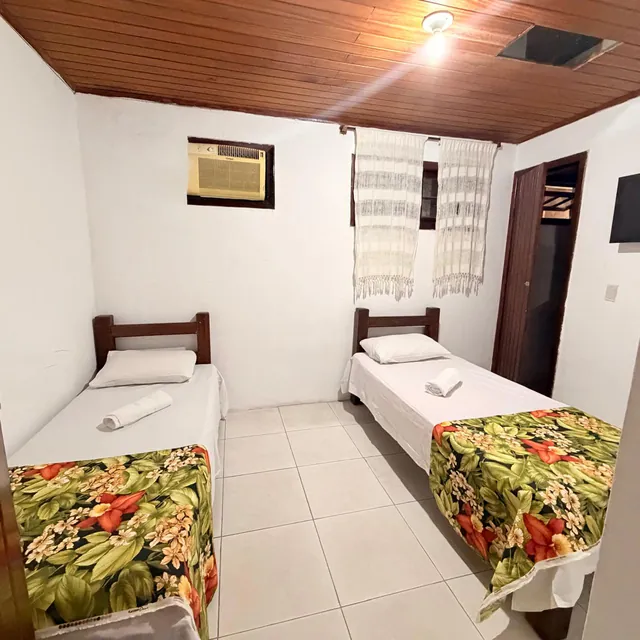 Quarto Duplo Solteiro com duas camas de solteiro