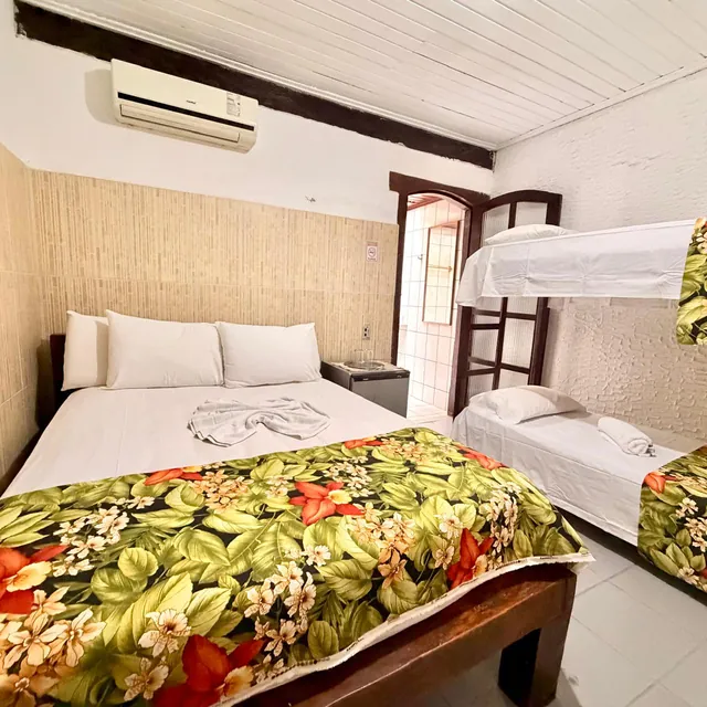 Quarto Quádruplo com cama de casal e beliche