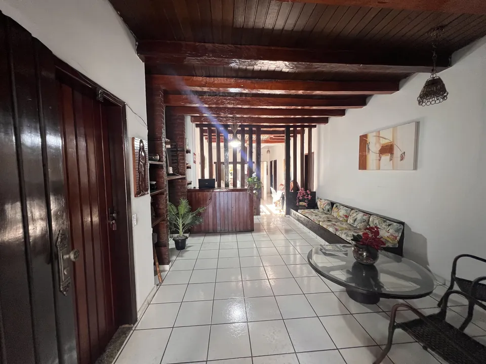 Recepção com sofá e balcão de madeira